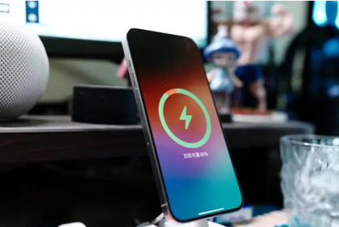 中阳苹果15换屏服务分享用什么充电器给iPhone15充电更好 